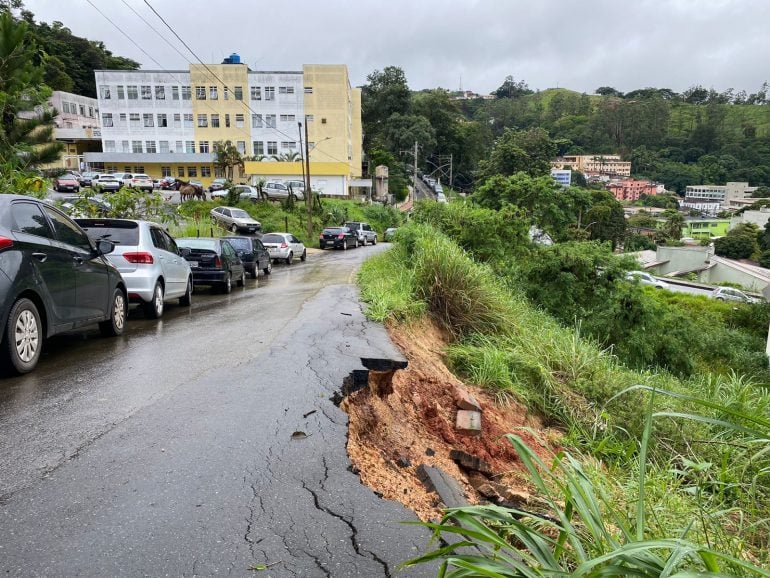 Barranco cede e parte da rua que dá acesso ao HNSD fica destruída
