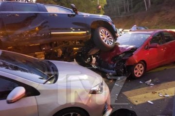 Ao volante de carro de grande porte, Arnold Schwarzenegger atropela veículo menor