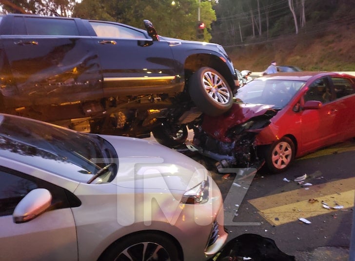 Ao volante de carro de grande porte, Arnold Schwarzenegger atropela veículo menor