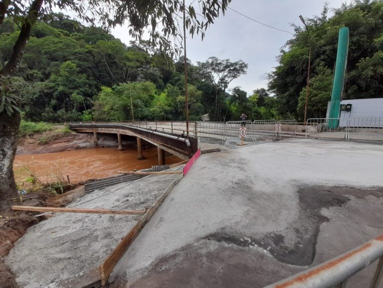 Após 30 horas de trabalho, ponte da rua Beira Rio é liberada em Monlevade