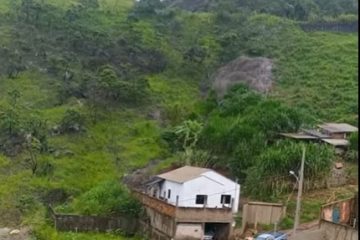 Barranco cede e assusta moradores do bairro Santo Antônio, em Barão