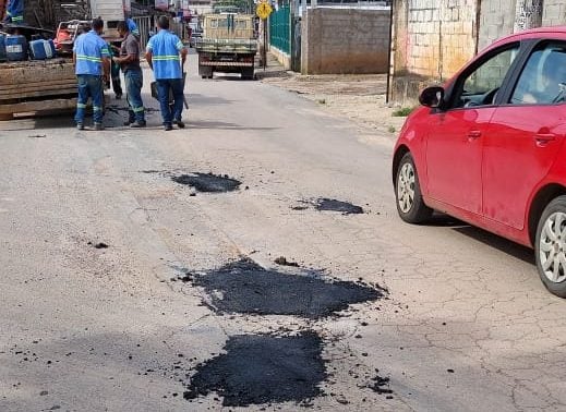 Após período chuvoso deixar buracos nas ruas, Prefeitura de Monlevade recupera vias com asfalto a quente