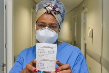 “Os casos que temos hoje no hospital são de pessoas não vacinadas”, alerta a primeira imunizada em Minas Gerais