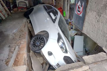 Piso de um bar cede, deixa quatro feridos e destrói um carro