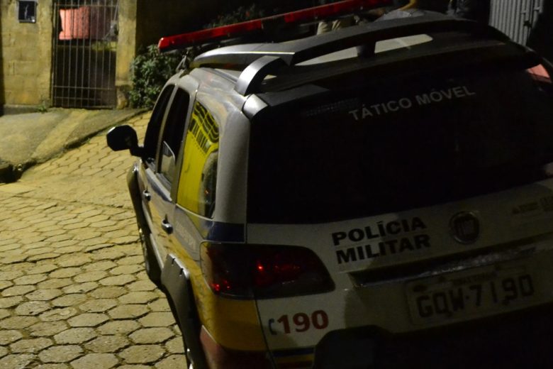 Comerciante fica ferido ao ter residência atingida por tiros em Itabira