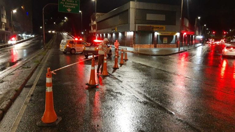 Elevado Dona Helena Greco em BH é interditado após viga ser danificada