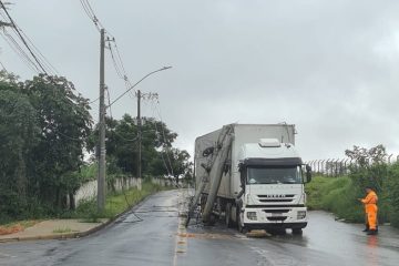 Caminhão colide em poste e se enrola na rede elétrica ao tentar puxar veículo