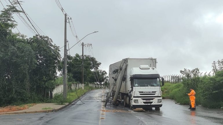 Caminhão colide em poste e se enrola na rede elétrica ao tentar puxar veículo