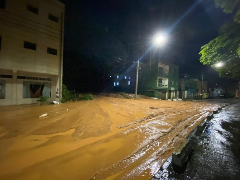 Lamaçal invade Avenida Cristina Gazire e Transita interdita local