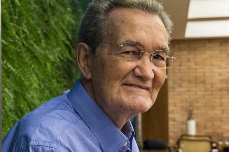 Apresentador Léo Batista encontra esposa morta na piscina de casa