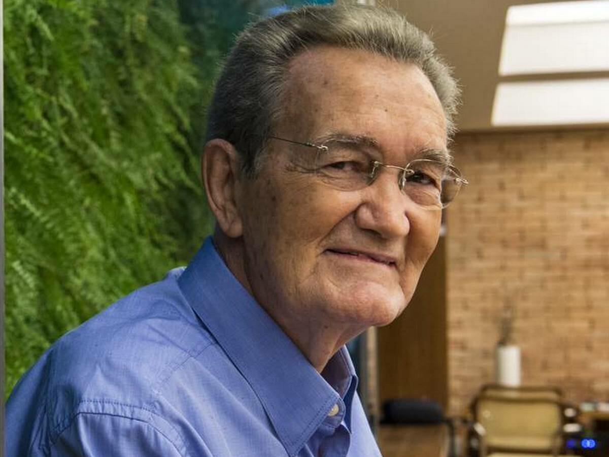 Apresentador Léo Batista encontra esposa morta na piscina de casa
