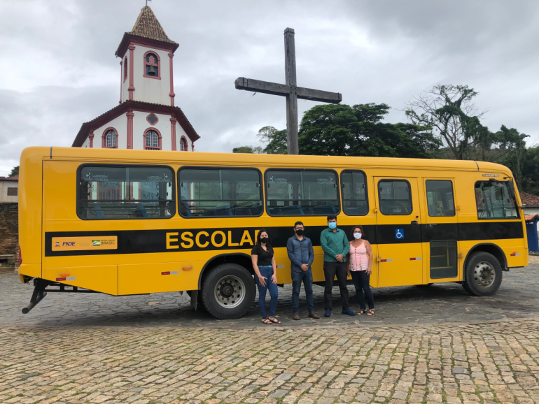 Prefeitura de Nova Era adquire novo ônibus para rede municipal de educação