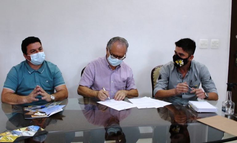 Dr. Laércio dá ordem de serviço para construção de nova ponte no bairro Santa Cruz