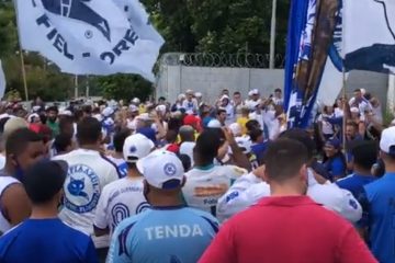 “Ronaldo gordão, vem dar satisfação”. Cruzeirenses protestam em frente à Toca