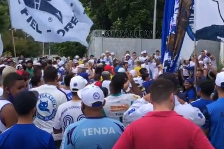 “Ronaldo gordão, vem dar satisfação”. Cruzeirenses protestam em frente à Toca