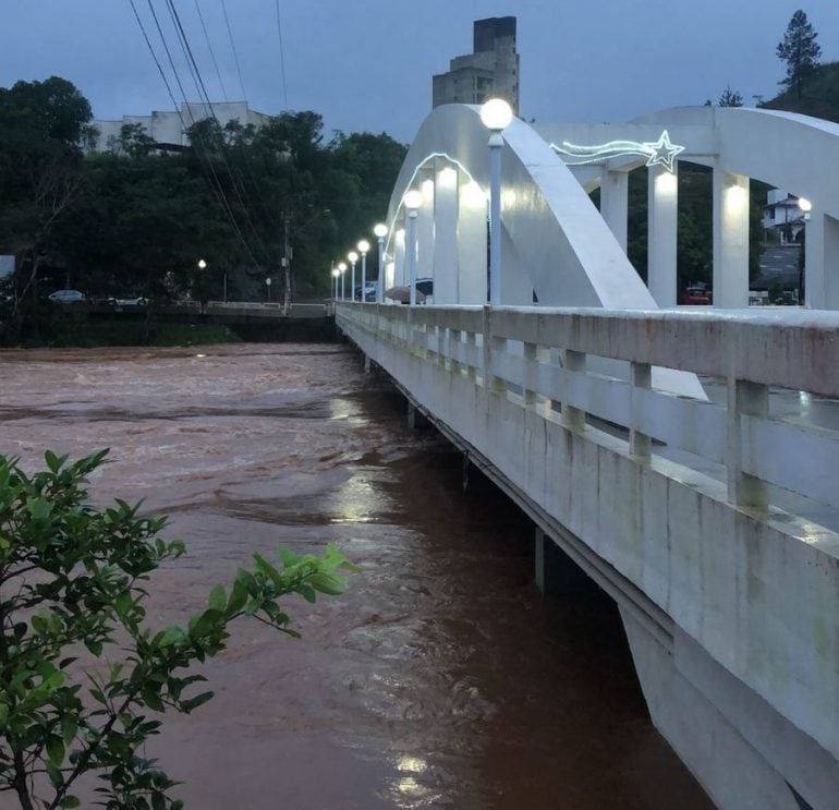 Nova Era: Prefeitura faz apelo para que população ribeirinha deixe suas casas