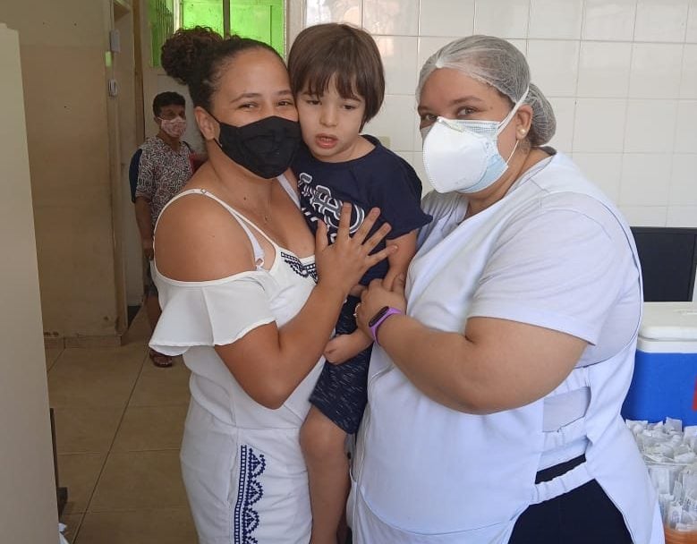 Felicidade e alívio no primeiro dia de vacinação de crianças em Monlevade