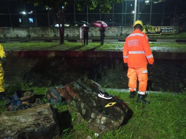 Corolla cai no canal e motorista é resgatado pelos bombeiros em Itabira