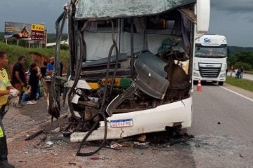Colisão entre carreta e ônibus na BR-040 deixa oito pessoas feridas