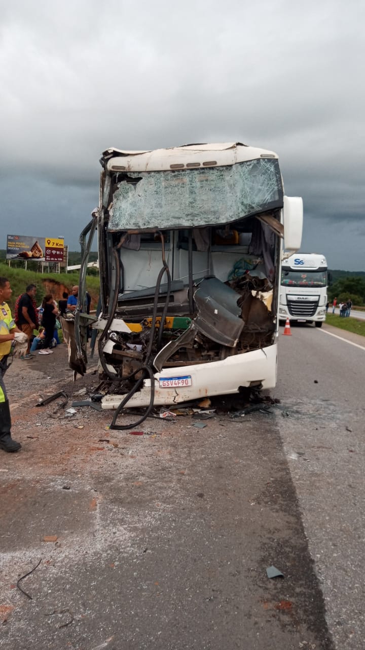 Colisão entre carreta e ônibus na BR-040 deixa oito pessoas feridas