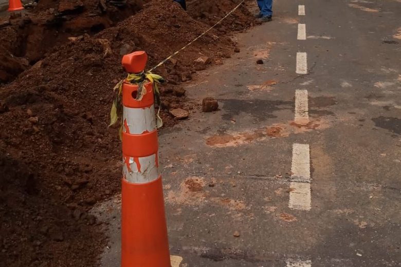 Itabira: Saae realiza manutenção de urgência na rua Zeca Amâncio