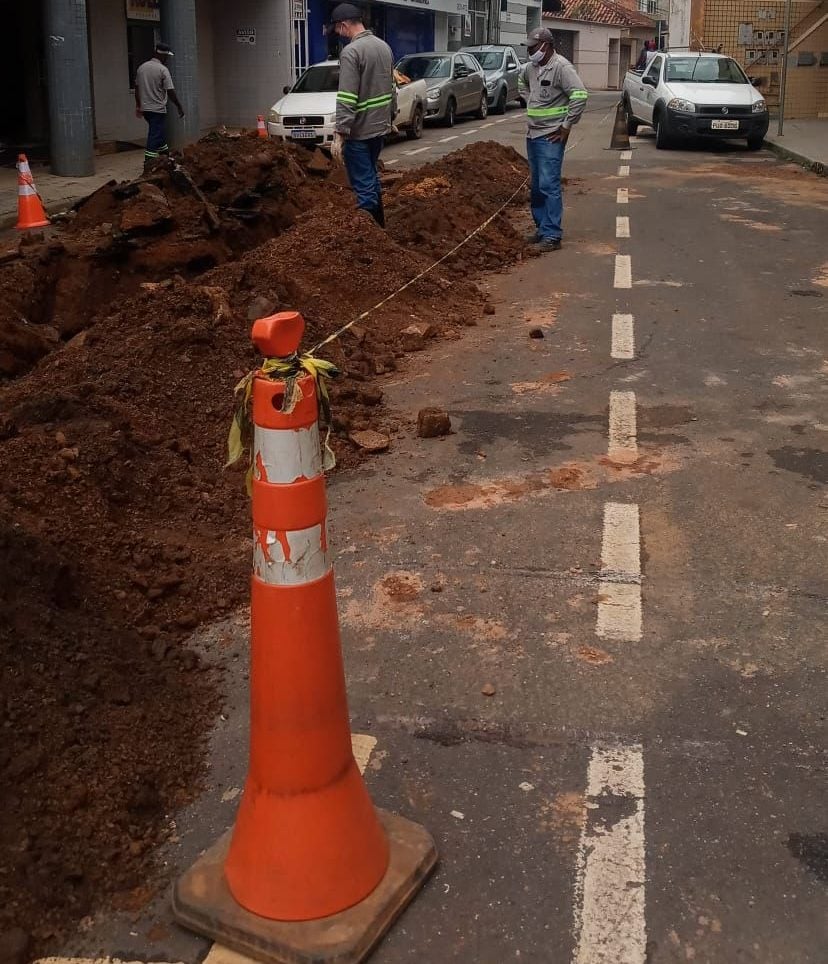 Itabira: Saae realiza manutenção de urgência na rua Zeca Amâncio