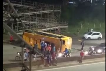 Motorista morre após tombar micro-ônibus no Anel Rodoviário