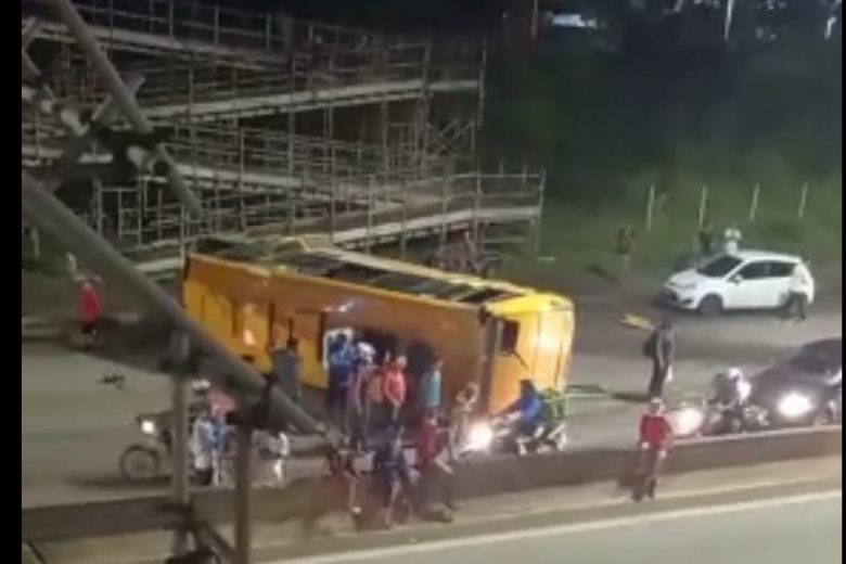 Motorista morre após tombar micro-ônibus no Anel Rodoviário