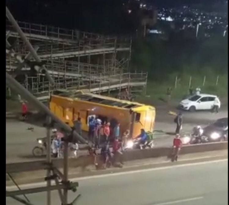 Motorista morre após tombar micro-ônibus no Anel Rodoviário