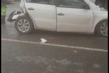 Carro para embaixo de caminhão e deixa duas pessoas feridas, na BR-381, em Betim