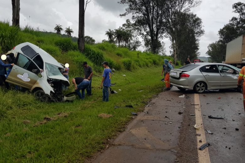 Colisão entre carros mobiliza equipes de resgate na MG-050