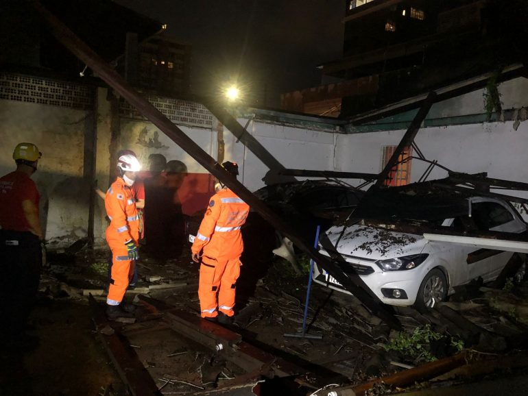 Teto desaba e atinge carros em BH