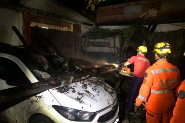Teto de estacionamento desaba e atinge carros em BH