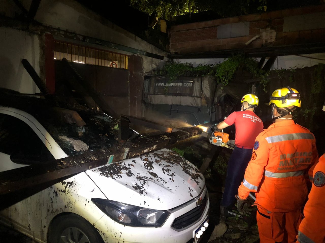 Teto de estacionamento desaba e atinge carros em BH