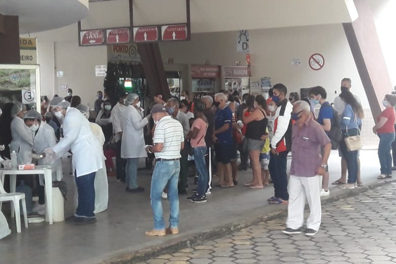 Mutirão de testagem contra Covid lota rodoviária de Itabira