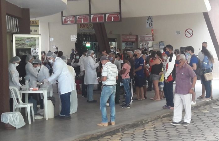 Mutirão de testagem contra Covid lota rodoviária de Itabira