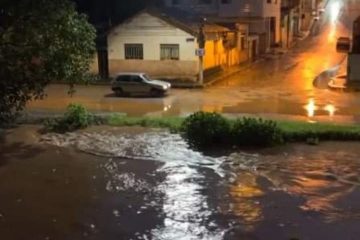 Chuva forte alaga rua de Barão de Cocais e deixa Prefeitura em alerta