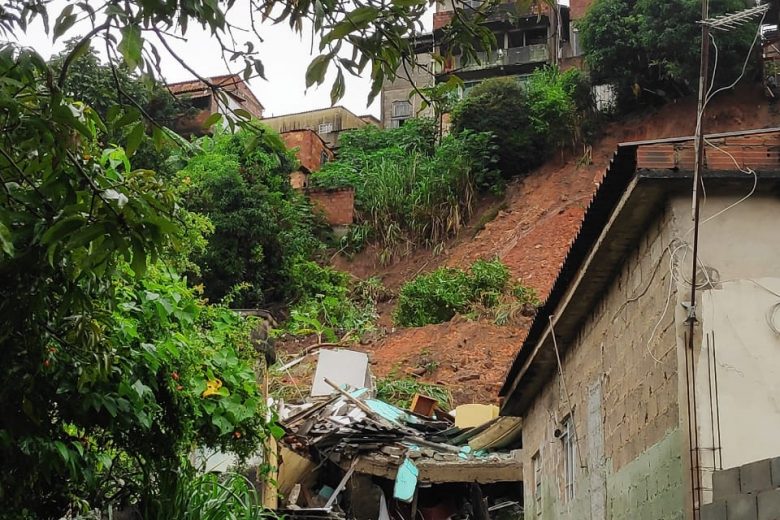 Cinco casas desabam e duas pessoas pessoas ficam feridas em Ibirité, na Grande BH