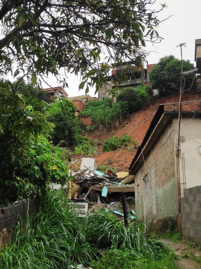 Cinco casas desabam e duas pessoas pessoas ficam feridas em Ibirité, na Grande BH