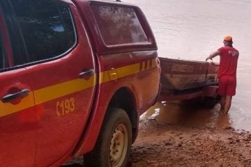 Bombeiros escapam após barco virar no Rio Santa Bárbara
