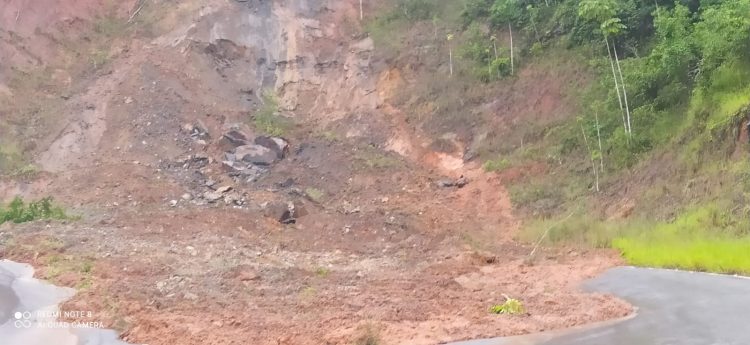 Queda de barreira interdita estrada do Forninho no sentido Itabira