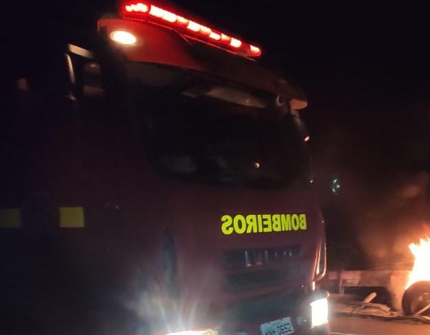 Caminhão com gasolina pega fogo e interdita a BR-381, em Nova União