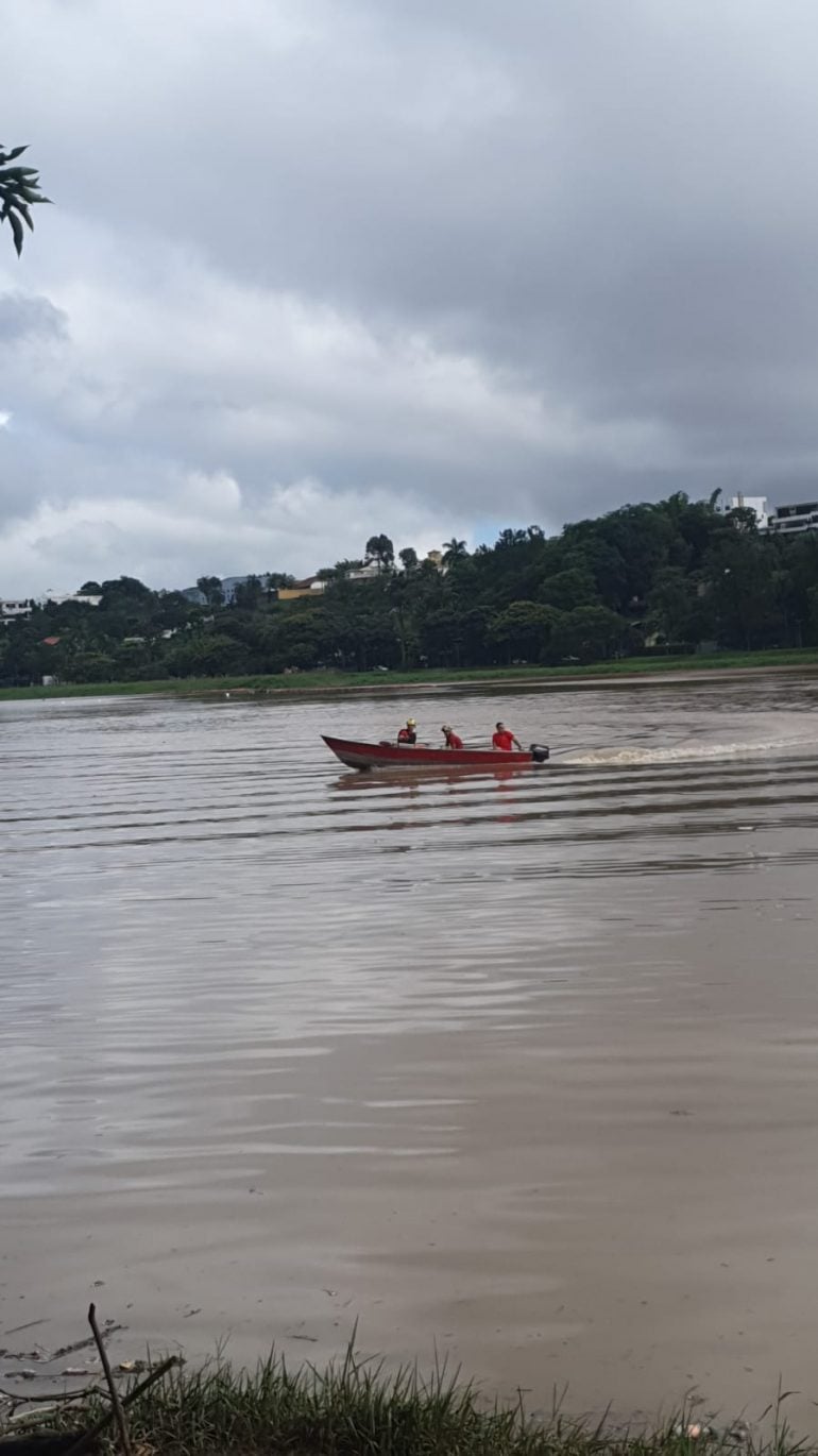 Bombeiros encontram corpo de homem que pulou na Lagoa da Pampulha
