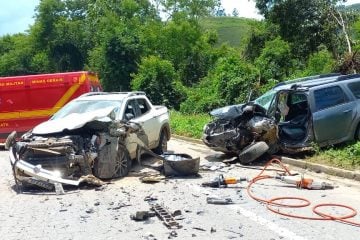 Colisão frontal deixa três feridos na BR-262 em Manhuaçu