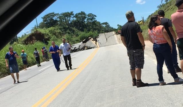 Desmoronamento destrói pista e interdita a BR-381, em Nova Era