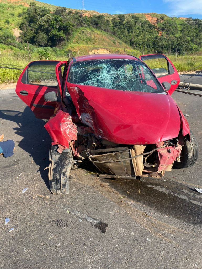 Três pessoas ficam feridas após carro bater em poste, em Contagem