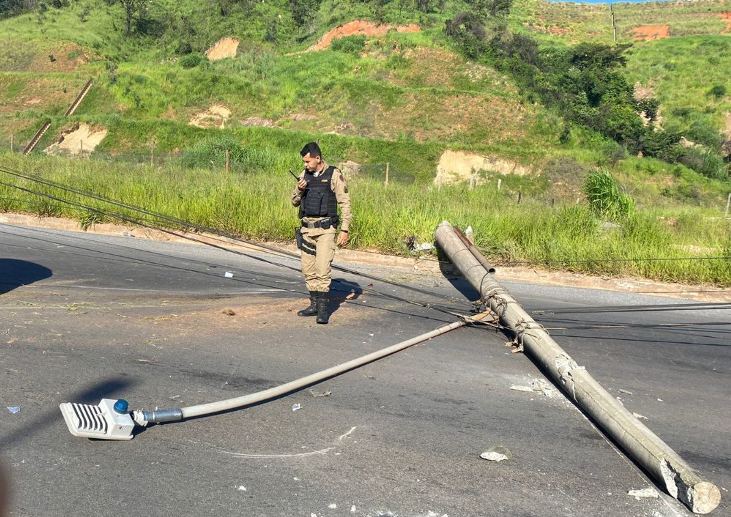 Colisão de carro contra poste em Contagem