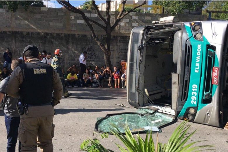 Ônibus do Move Metropolitano tomba na Avenida Vilarinho, em BH