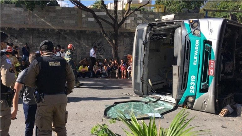 Ônibus do Move Metropolitano tomba na Avenida Vilarinho, em BH
