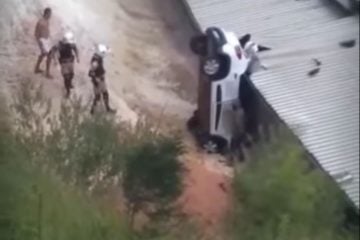 Carro cai em ribanceira e atinge casa de eventos em Itabira